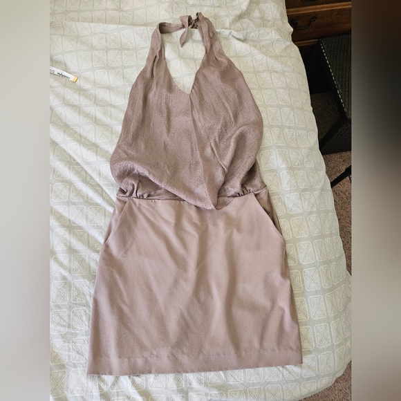 Black Halo taupe halter mini dress with pockets! Size 6 - Picture 2 of 9